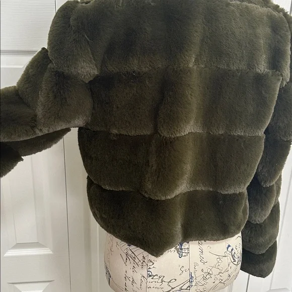 Belle Fare Faux Fur Olive Cropped Jacket - Picture 5 of 16